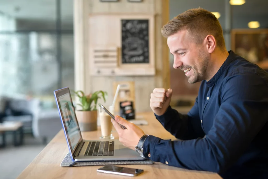 freelancer-feliz-com-tablet-e-laptop-em-uma-cafeteria-mineração de produtos dropshipping