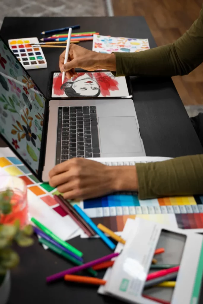 homem-desenhando-na-vista-lateral-do-tablet-como montar uma papelaria