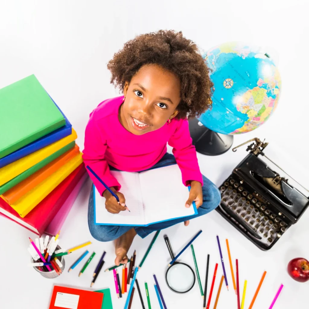 menina-escrita-em-caderno-em-estudio-como montar uma papelaria