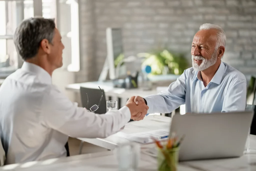 feliz-homem-e-seu-consultor-financeiro-apertando-as-maos-apos-a-negocio-no-escritorio-frases para atrair clientes