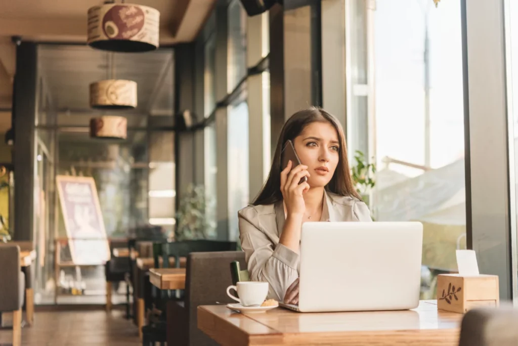 freelance-mulher-trabalhando-com-laptop-na-cafeteria-nichos mais lucrativos