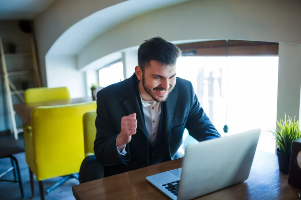 homem-de-negocios-comemorando-aumentar as vendas