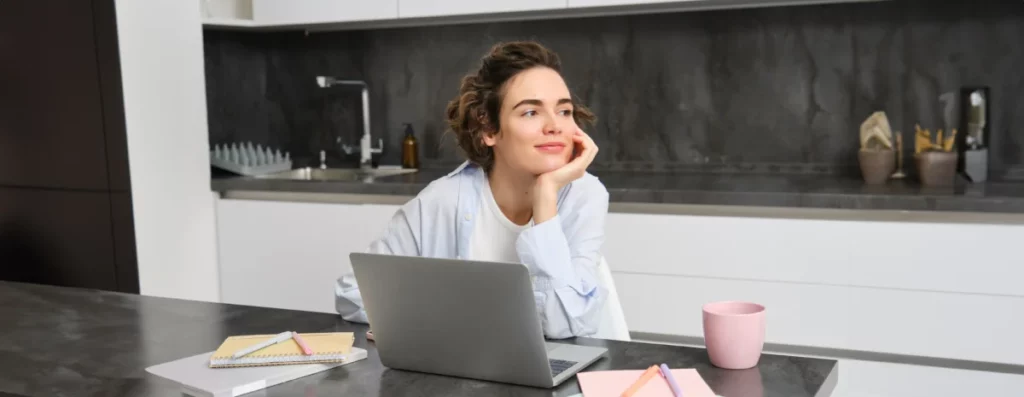 imagem-de-uma-jovem-mulher-produtiva-que-trabalha-a-partir-de-casa-como começar a vender em 2024