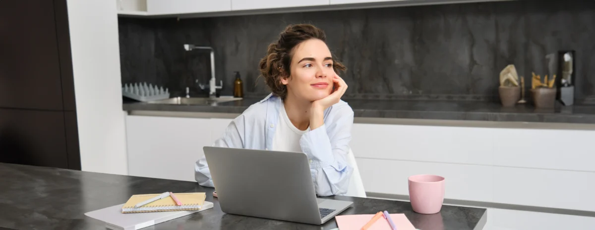 imagem-de-uma-jovem-mulher-produtiva-que-trabalha-a-partir-de-casa-como-comecar-a-vender-em-2024