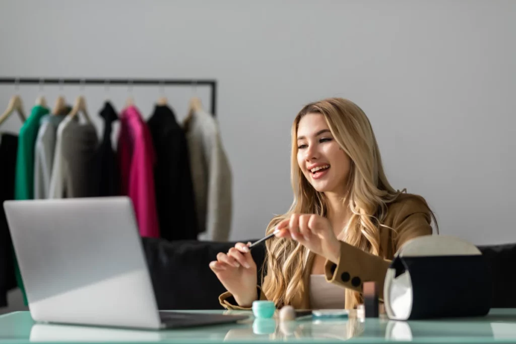 jovem-falando-sobre-cosmeticos-segurando-uma-paleta-de-maquiagem-enquanto-grava-seu-video-mulher-fazendo-um-video-para-seu-blog-sobre-cosmeticos-nichos mais lucrativos