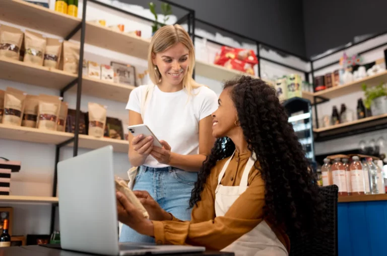 mulheres-sorridentes-em-loja-propria-com-dispositivos-primeira-venda