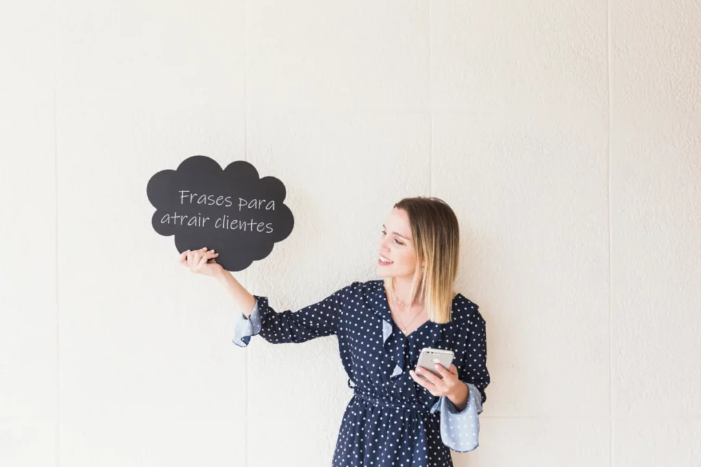 sorrindo-mulher-jovem-segurando-telefone-movel-e-nuvem-feito-de-papelao-frases para atrair clientes