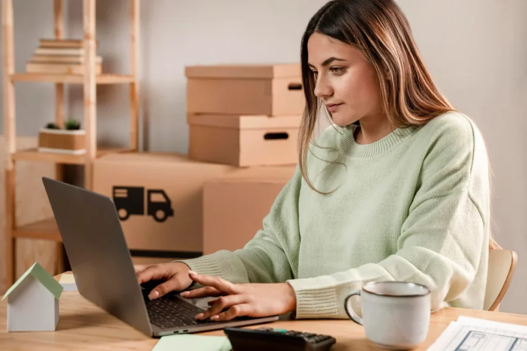 mulher-de-tiro-medio-digitando-no-laptop-ideias de produtos para vender