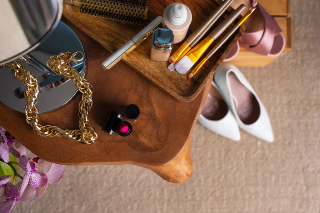 foto de acessórios femininos em cima de uma mesa - ideias de acessórios para vender