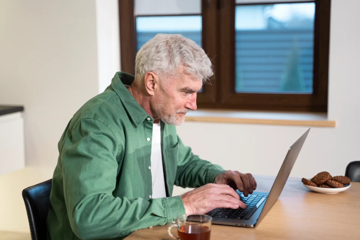 homem de idade usando o computador - produtos mais vendidos para idosos