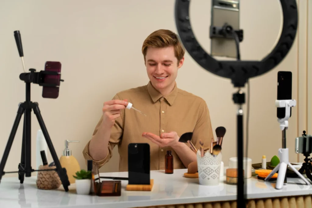 homem jove filmando video para seu blog de produtos masculinos - perfumes importados masculinos mais vendidos