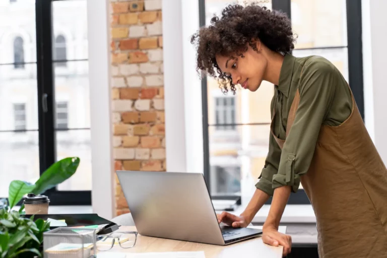 mulher-de-negocios-em-pe-em-frente-ao-computador-pet-shop-online