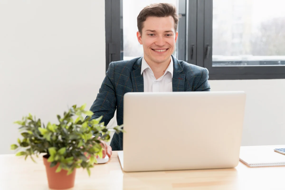 homem de negócios sorrindo ao trabalhar no computador - maiores marketplaces brasil