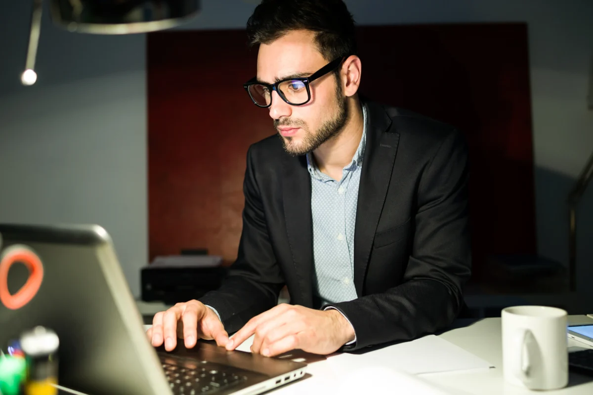 homem de negócios trabalhando em frente ao notebook - plataforma de marketplace