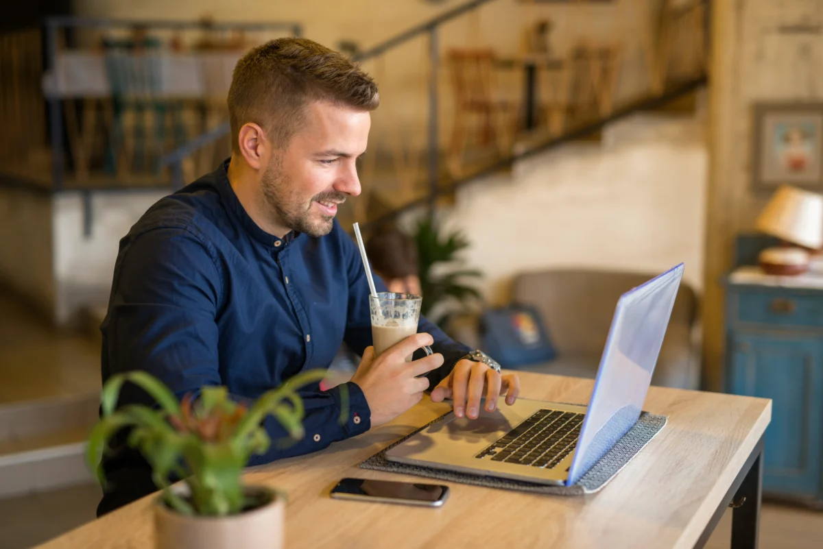 homem de negocios trabalhando no computador em café bar - melhores marketplaces