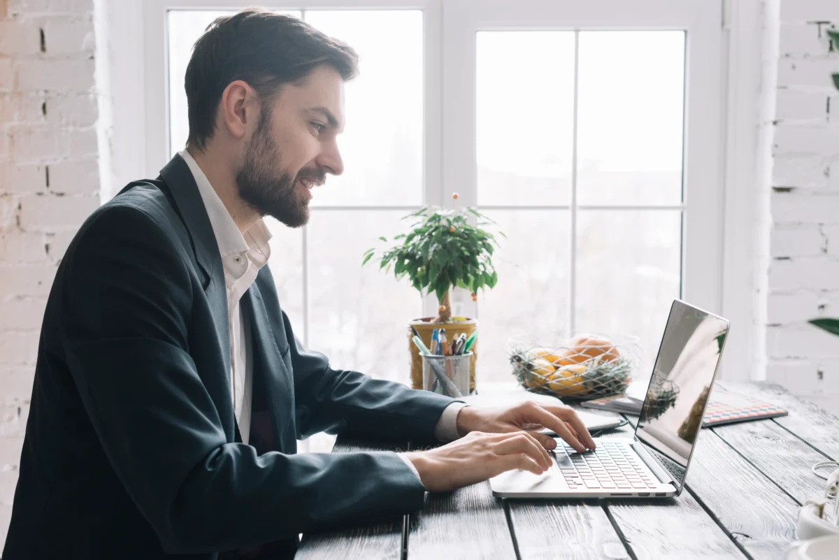 homem de negócios usando o computador - melhores marketplaces