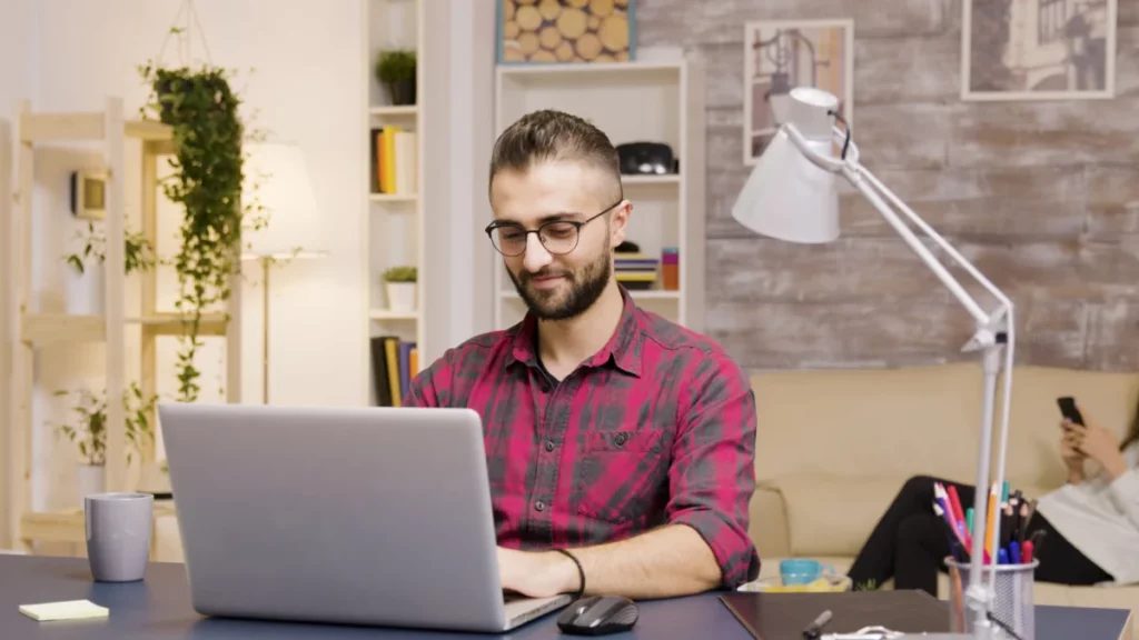 homem sorrindo enquanto trabalha no computador de casa - criar marketplace