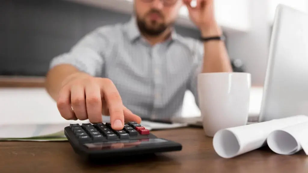 Pessoa pensando em como realizar a redução de custos operacionais