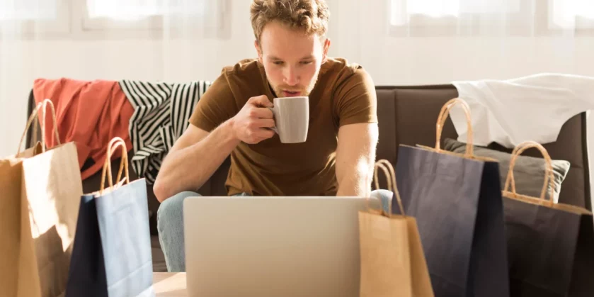 homem-rodeado-por-sacolas-bebendo-cafe-como-ser-um-revendedor-online