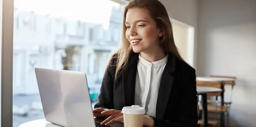 mulher-trabalhando-usando-notebook-dentro-de-cafeteria-nichos-que-mais-vendem-na-internet